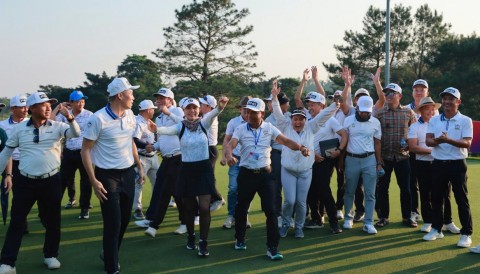 Tuyển cựu sinh viên Kinh tế quốc dân vô địch Swing For Education với điểm số kỷ lục