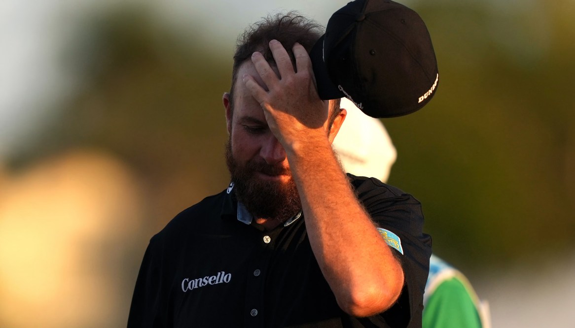 Bi kịch ở The Bear Trap: Shane Lowry sụp đổ trên đường về đích