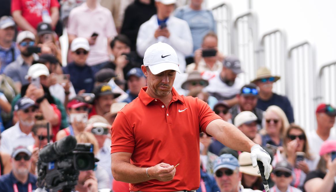 Đứng ở đâu khi bạn chơi phát bóng?