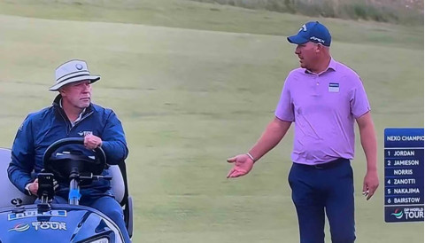 Tình huống luật hy hữu: Golfer DP World Tour bị phạt vì đá một miếng divot