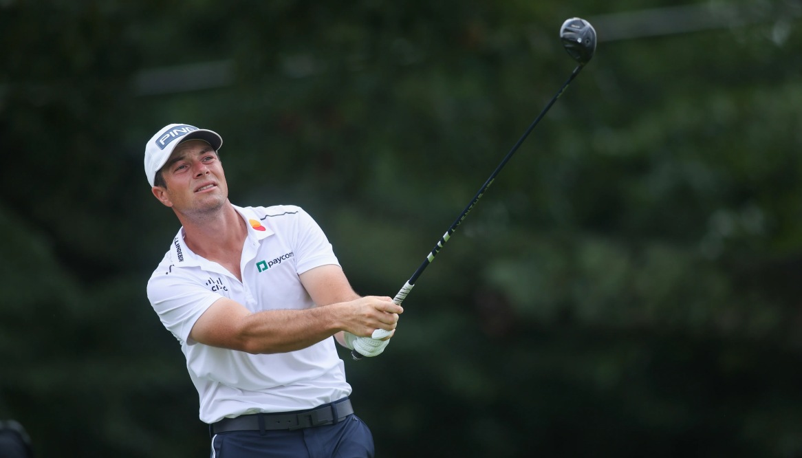 Viktor Hovland vươn lên đồng dẫn đầu TOUR Championship
