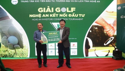 Giải golf Nghệ An Kết Nối Đầu Tư ủng hộ 200 triệu đồng cho quỹ khuyến học tỉnh