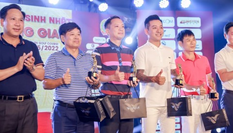 Ca sĩ Tuấn Hưng giành cúp tại giải golf kỷ niệm 1 tuổi CLB Golf Đặng Gia