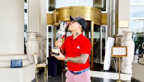 Ca sĩ Tuấn Hưng phấn khích khi nhận Cúp giải Golf 'Ba Gậy'