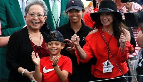 Tiger Woods làm caddie cho con trai, fan hâm mộ choáng vì 'swing quá đỉnh' của Charlie