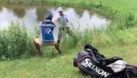 Caddie được khen ngợi vì hành động khi cứu golfer khỏi ngã xuống hồ