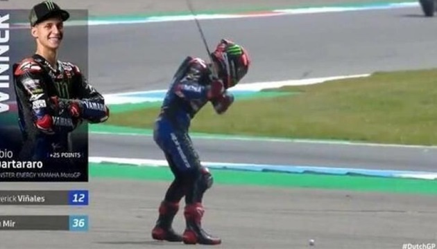Tay đua Moto GP ăn mừng chiến thắng bằng cú swing trên đường bê tông