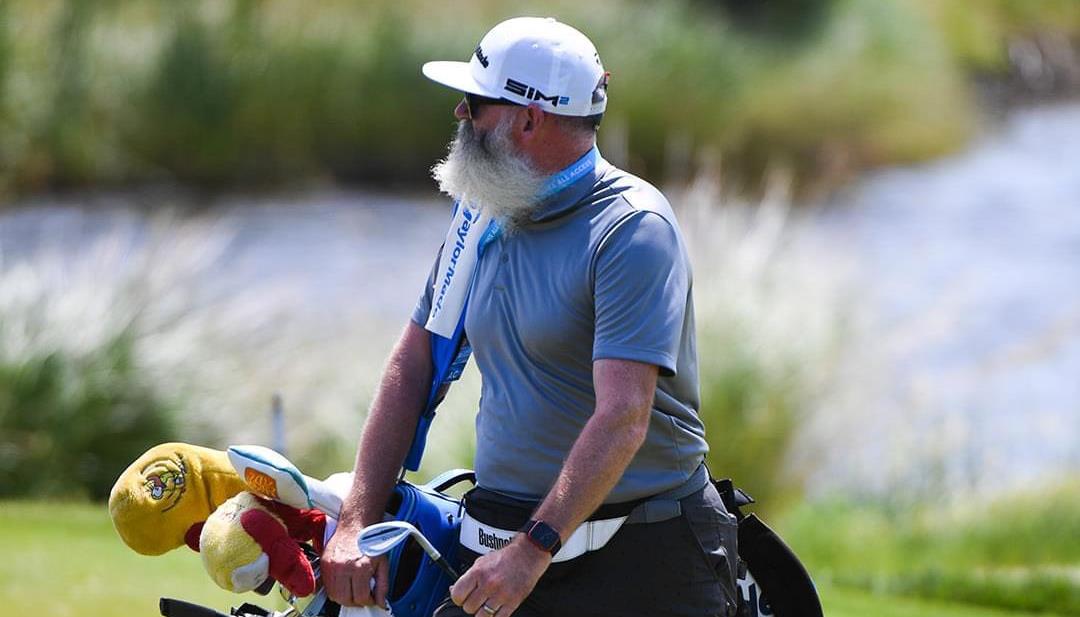 Caddie 'ngầu chất' ở PGA Championship