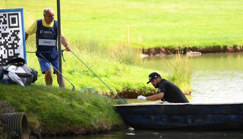 Golfer dùng thuyền để cứu bóng ở European Tour