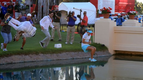 Lexi Thompson nhảy xuống hồ nước mừng chiến thắng Majors