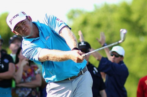 Vượt qua bệnh tật, JB Holmes đăng quang giải Wells Fargo 2014