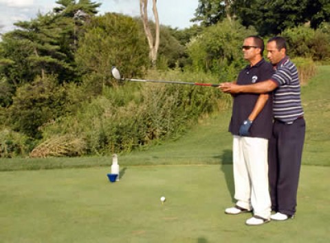 Tay golf mù Zohar Sharon ghi hole-in-one kinh điển