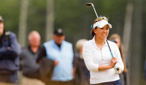 Ba đóa hồng Việt Nam trên sân golf