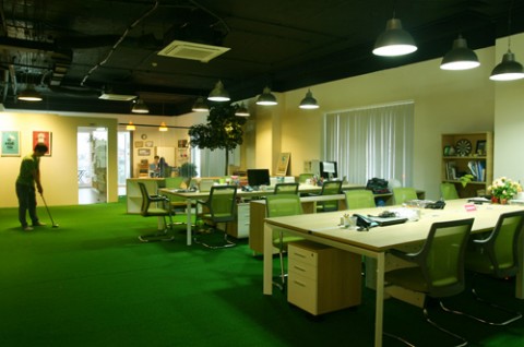 Chơi golf trong văn phòng công ty thời trang ở Hà Nội