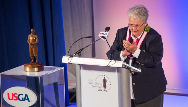 USGA vinh danh cựu chủ tịch nữ đầu tiên bà Judy Bell với giải thưởng cao quý nhất - Bob Jones Award