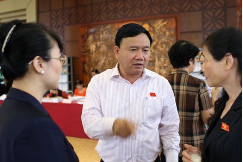 Công nhân đường sắt không có việc làm, cán bộ “tíu tít” chơi golf