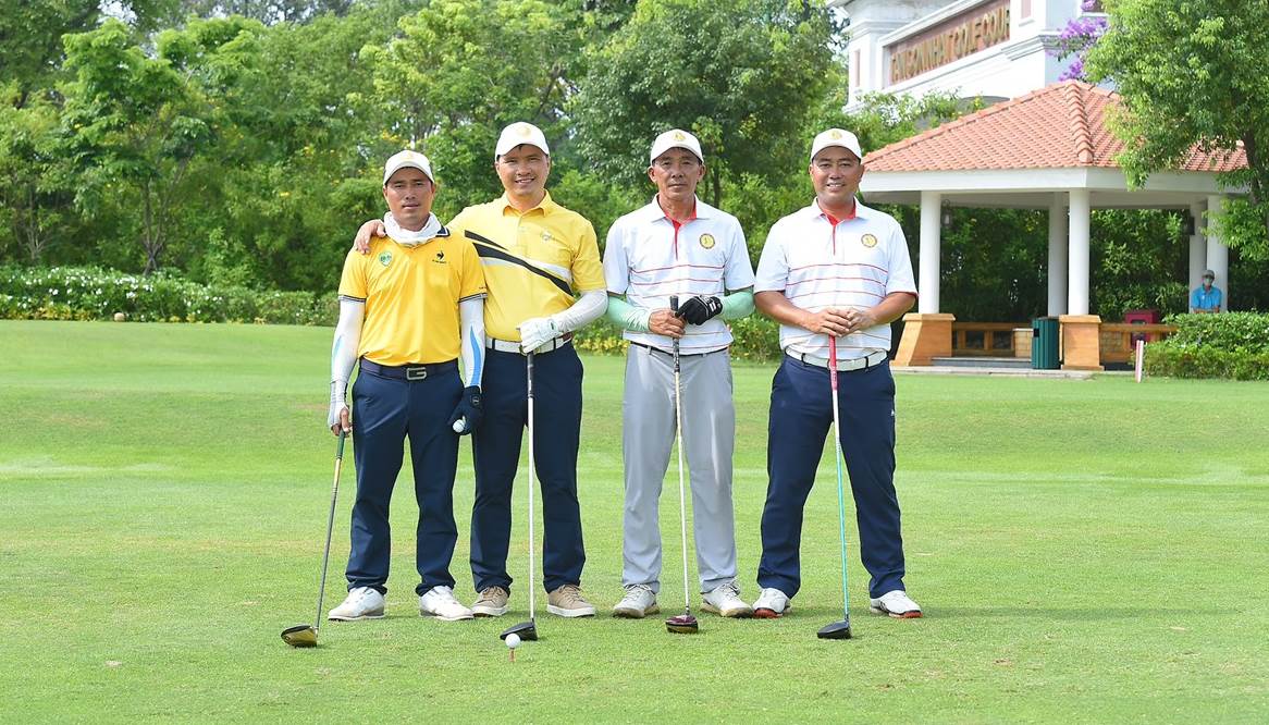 Golfer Hà Ngọc Hoàng Lộc (ngoài cùng bên phải) cùng nhóm đấu tại sự kiện VĐ Các CLB Dòng Họ phía Nam. Ảnh: BTC