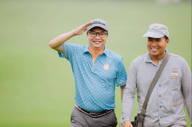 Chủ tịch CLB Golf Họ Hà Việt Nam - golfer Hà Tiến Dũng (ngoài cùng bên phải) cùng các thành viên clb golf Họ Hà Việt Nam tham gia thi đấu giao lưu cổ vũ tinh thần đội tuyển. Ảnh: BTC